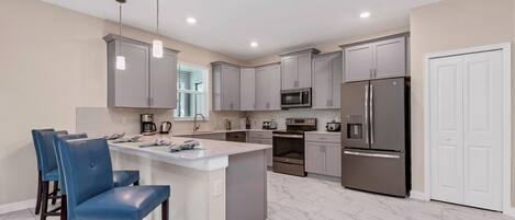 Refrigerador, microondas, horno, lavavajillas