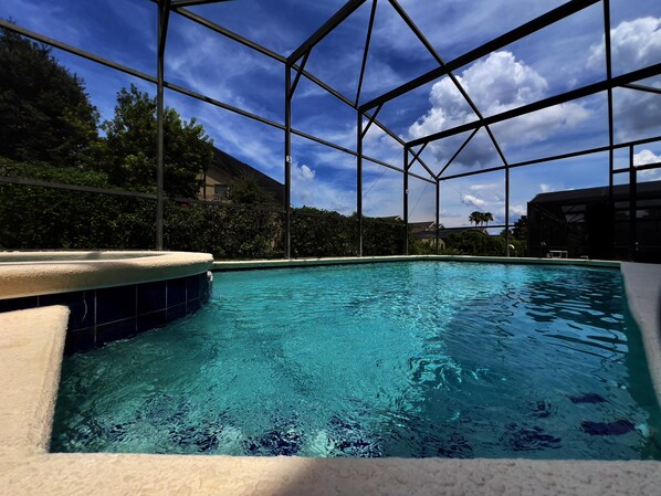 Een verwarmd zwembad