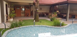 Una piscina al aire libre