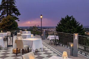 Se sirven comidas y cocina local e internacional; con vista al jardín