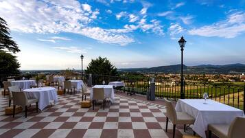 Mittagessen, lokale und internationale KĂŒche, Blick auf den Garten