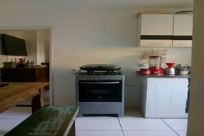Geladeira, cooktop, talheres/pratos/utensílios de cozinha