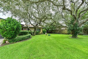Property grounds - Island Time - Pool & Heated Spa, Firepit, Lovely Home Near the Beach (Butler Beach)