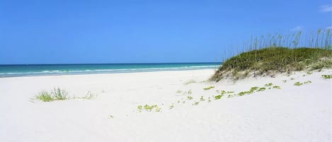 靠近海滩、沙滩毛巾