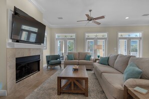 スマートテレビ、暖炉、卓球台