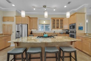 冷蔵庫、電子レンジ、オーブン、コンロ