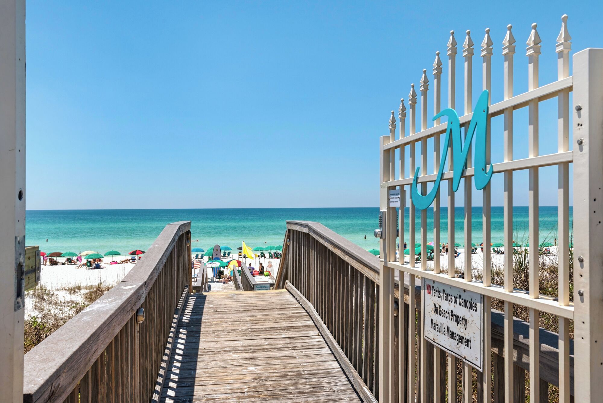 Playa en los alrededores y camastros 