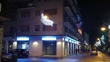 Fassade der Unterkunft – Abend/Nacht