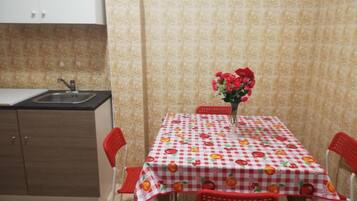 Kühlschrank, Mikrowelle, Ofen, Geschirrspüler