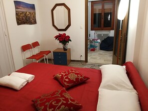 Quarto duplo standard, banheiro compartilhado, vista para a cidade | Wi-Fi de cortesia