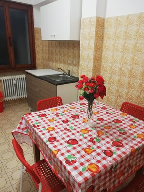 Réfrigérateur, four à micro-ondes, un four, lave-vaisselle