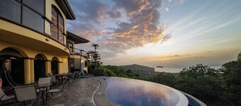 Prime location- Two Bay spectacular view + infinity pool + 30min to LIR airport