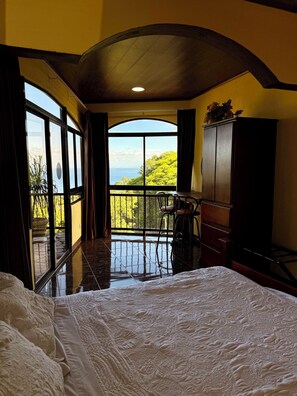 3 slaapkamers, een strijkplank/strijkijzer, gratis wifi, beddengoed