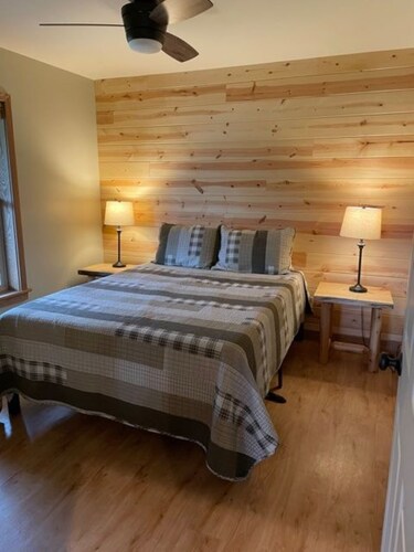 Beautiful Cabin 1 Mile from the Boat Launch and Close to Many Others!