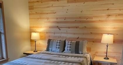 Beautiful Cabin 1 Mile from the Boat Launch and Close to Many Others!