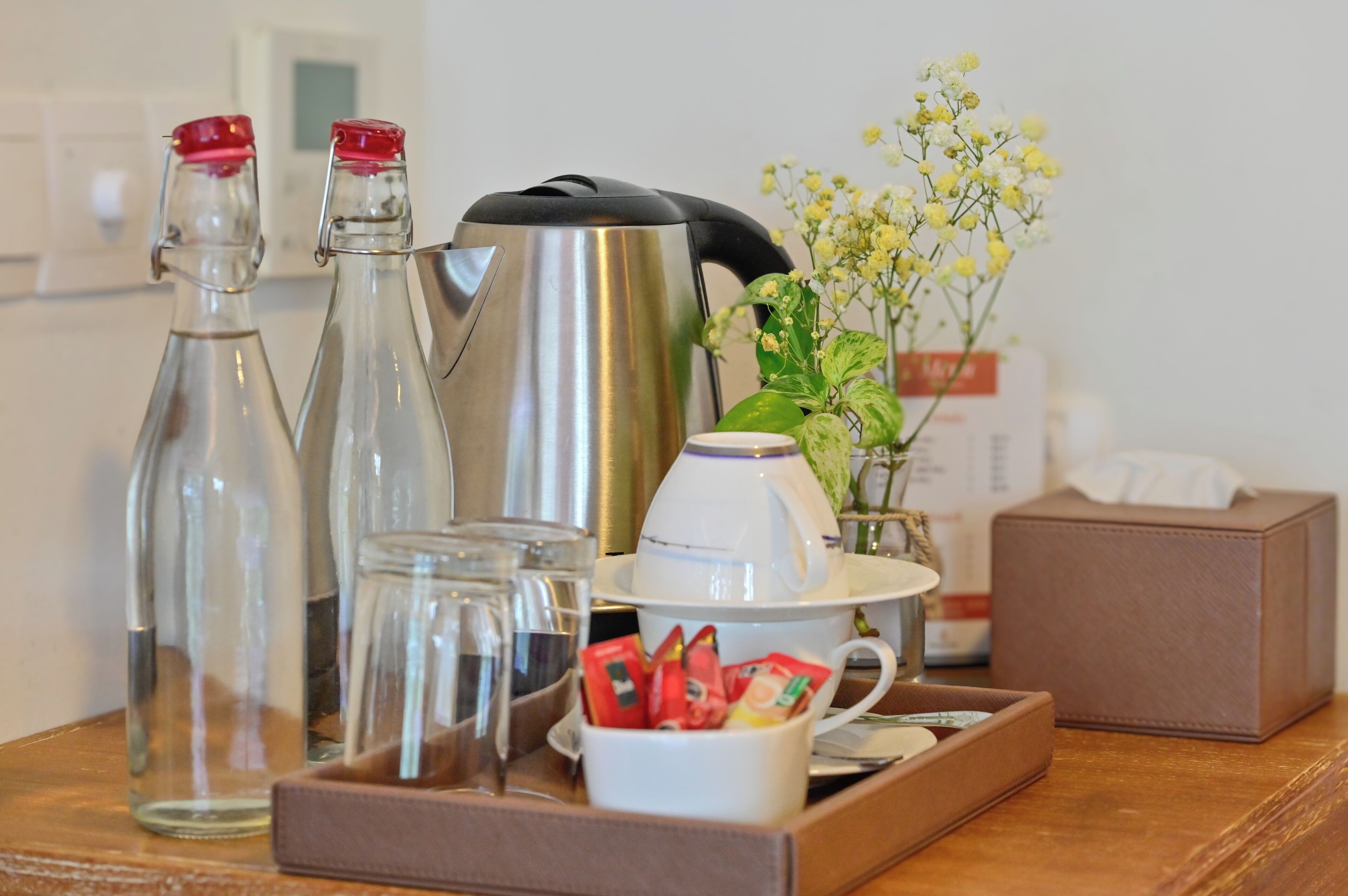 高档床上用品、记忆海绵床垫、迷你吧、客房内保险箱