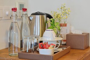 Literie de qualité supérieure, matelas mémoire de forme, minibar