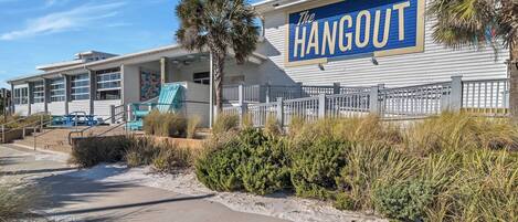 Un edificio con un letrero que dice 'The Hangout'.