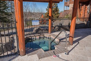Outdoor spa tub - In the Heart of Pigeon Forge! Fast WiFi ✯ Private Hot Tub ✯ Pool Access! (Pigeon Forge)