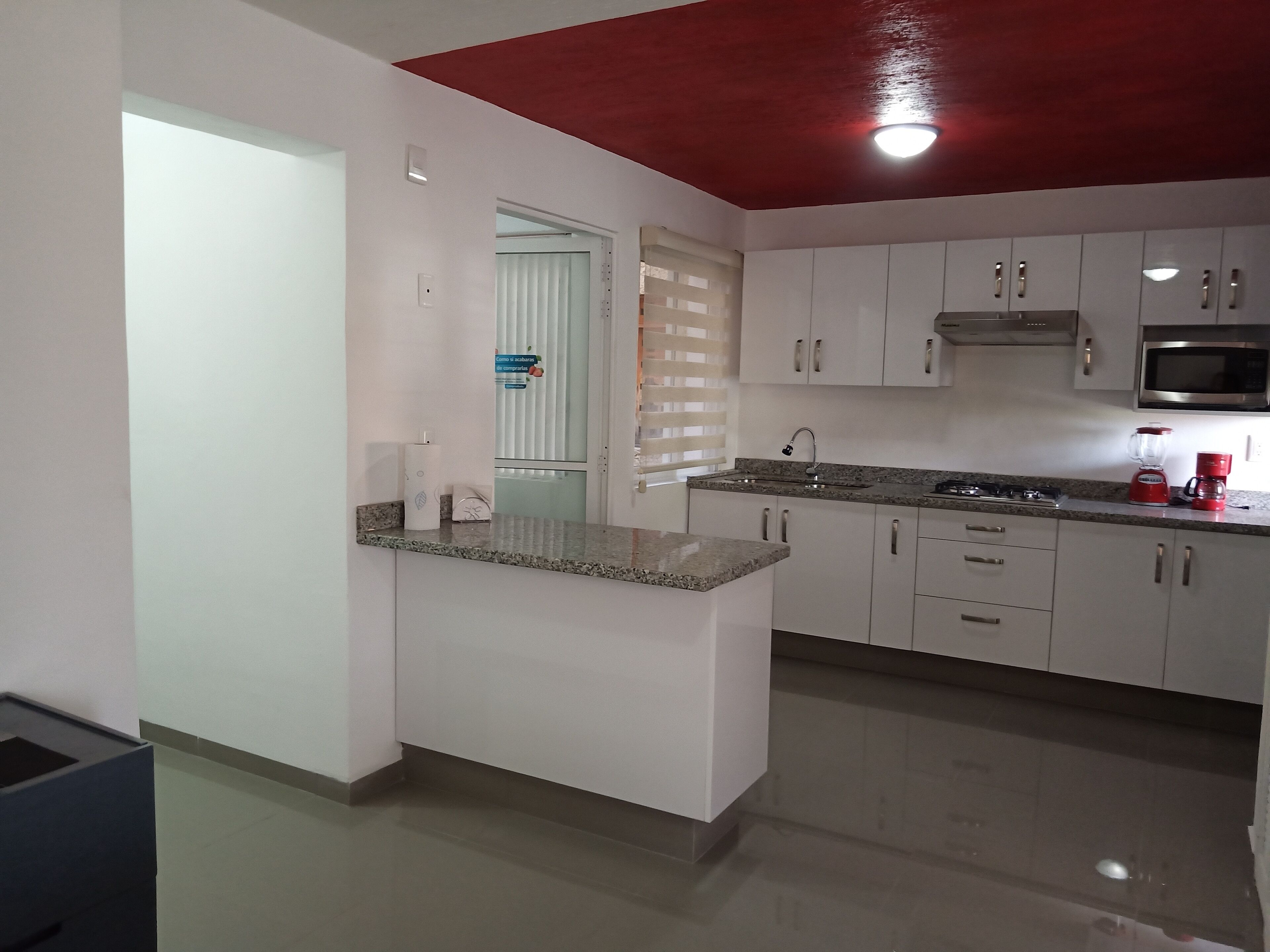 Een microgolfoven, een koffiezetapparaat/waterkoker