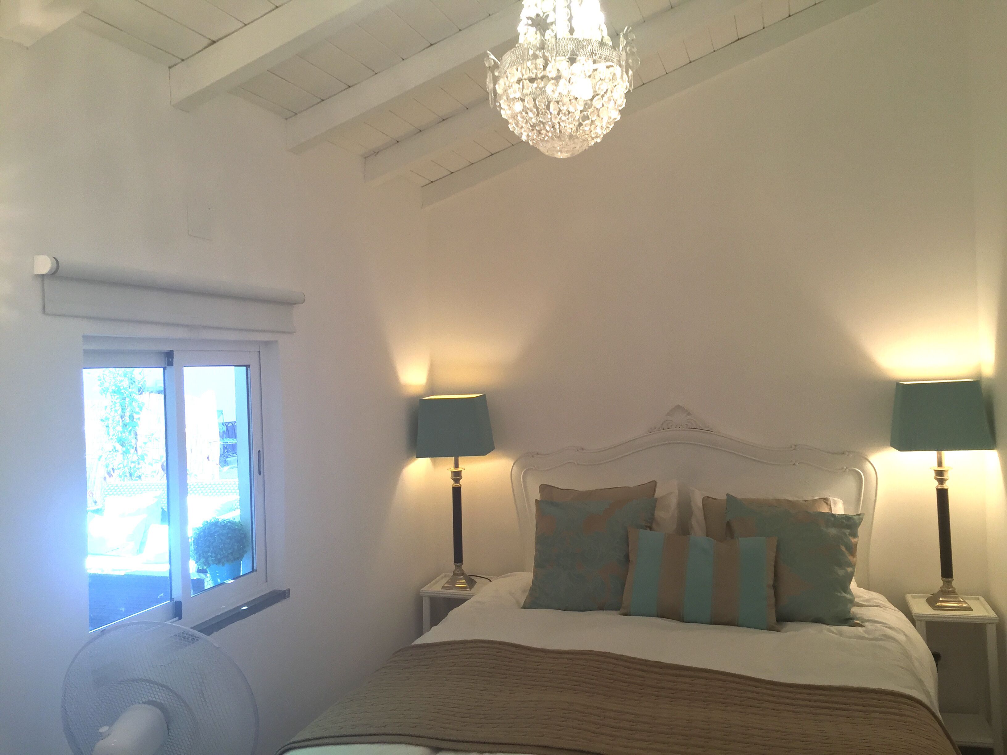 2 habitaciones, tabla de planchar con plancha y cuna de viaje 