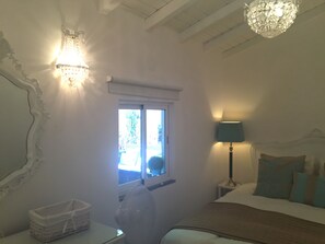 3 habitaciones, tabla de planchar con plancha y cuna de viaje 