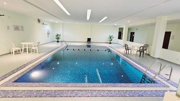 Una piscina cubierta