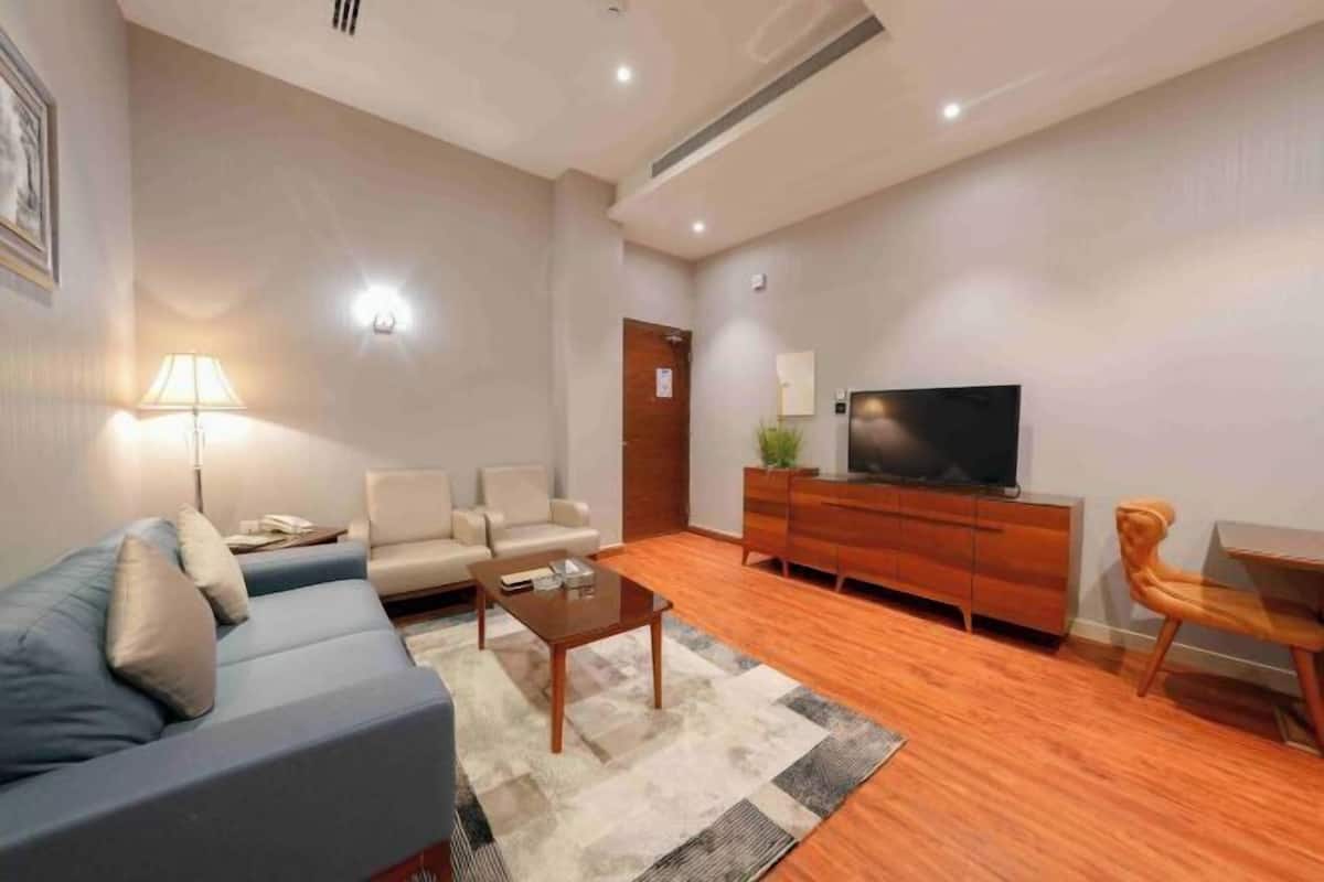Living area | 49-inch Smart TV with cable channels, TV