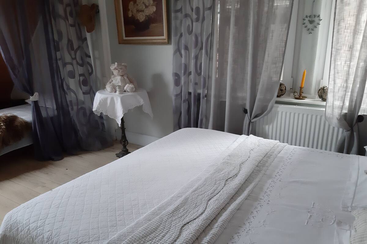 Habitación doble (Le Pommier) | Decoración personalizada, muebles diferentes y cortinas blackout