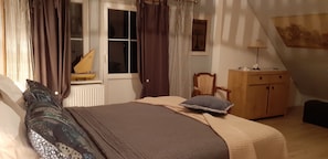 Habitación doble, junto al lago | Decoración personalizada, muebles diferentes y cortinas blackout