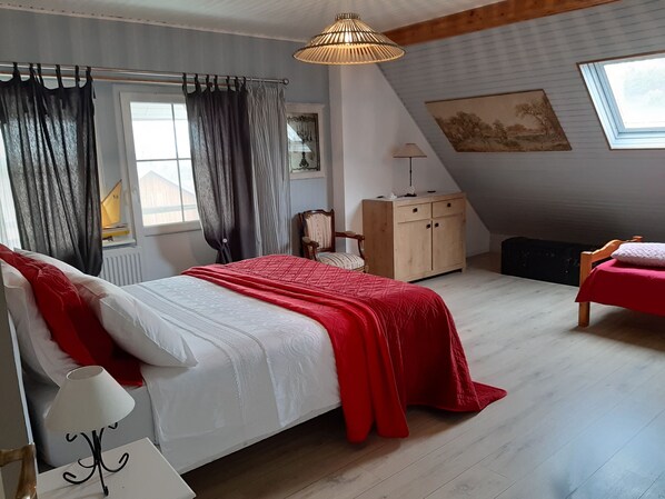 Habitación doble, junto al lago | Decoración personalizada, muebles diferentes y cortinas blackout