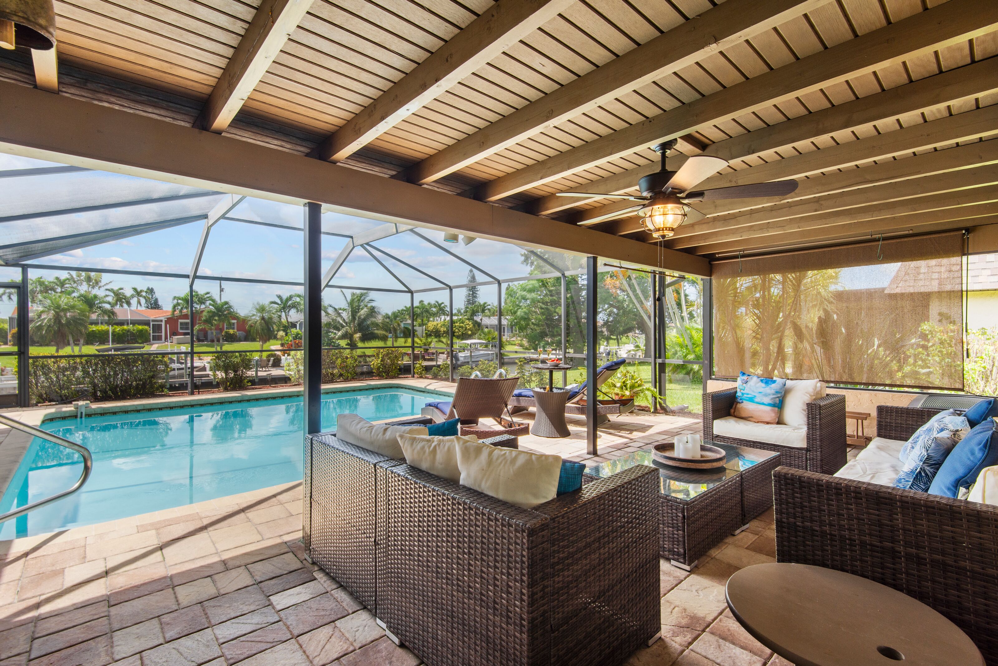 Utendørsbasseng og et oppvarmet basseng