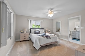 3 bedrooms, desk, iron/ironing board, free WiFi - HOME AWAY FROM HOME - Gulf access with heated salt water pool - electric incl. (Cape Coral)