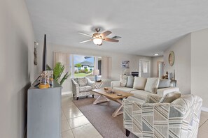 Smart TV - HOME AWAY FROM HOME - Gulf access with heated salt water pool - electric incl. (Cape Coral)