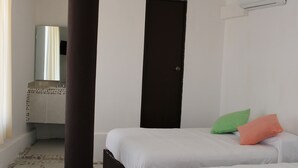 Kamar Single Basic | Setrika/meja setrika dan seprai linen