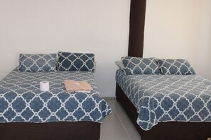 Chambre familiale double | Fer et planche à repasser, literie fournie