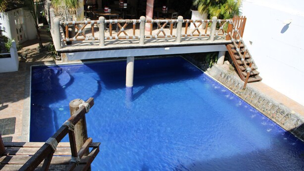 Kolam renang outdoor, dengan cabana gratis dan kursi berjemur