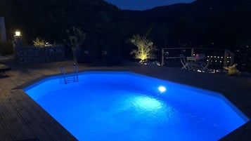 Utomhuspool och uppvärmd pool