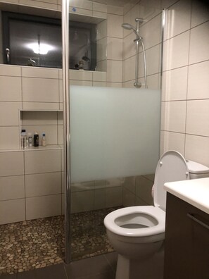 Een douche, een haardroger, handdoeken