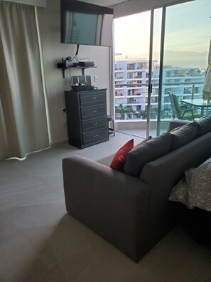 Een smart-tv, een dvd-speler en een stereo