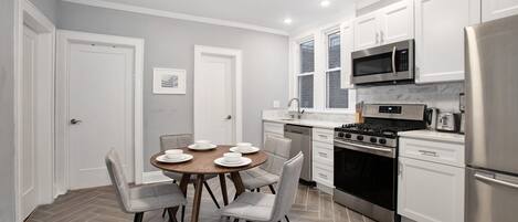 Een koelkast, een magnetron, een oven, een kookplaat