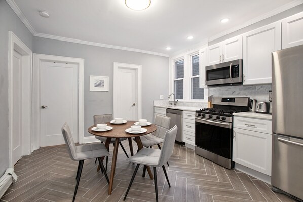 Fridge, microwave, oven, stovetop - TwinCity 2 BR/1 BA Apt - Minutes To NYC! (2) (Jersey City)