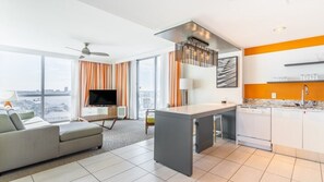 Fernseher, Videospiele, DVD-Player, Tischtennisplatte