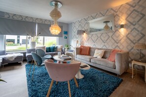 TV, fireplace, books - De Witte Merel holiday villa with glamping and wellness. (Paal/ Beringen)