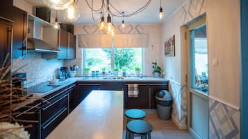Geladeira, micro-ondas, fogão, cooktop