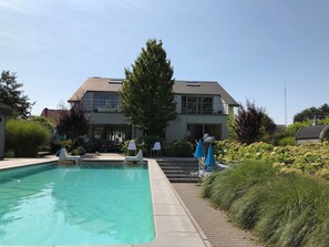 Outdoor pool - De Witte Merel holiday villa with glamping and wellness. (Paal/ Beringen)