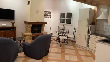 TV, fireplace