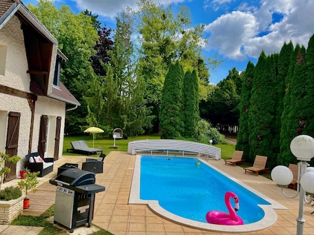 Pool. Homerez - House in Liffol-le-Grand