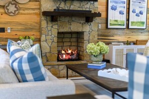 Fernseher, Kamin, Videospiele, Tischfußball