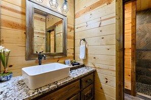 Bathtub, hair dryer, towels - Sparrows Nest|4Bd|Hot Tub|Playset (Broken Bow)